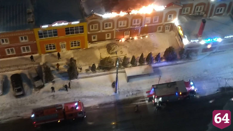 Саратовские пожарные тушили вывеску гостиницы
