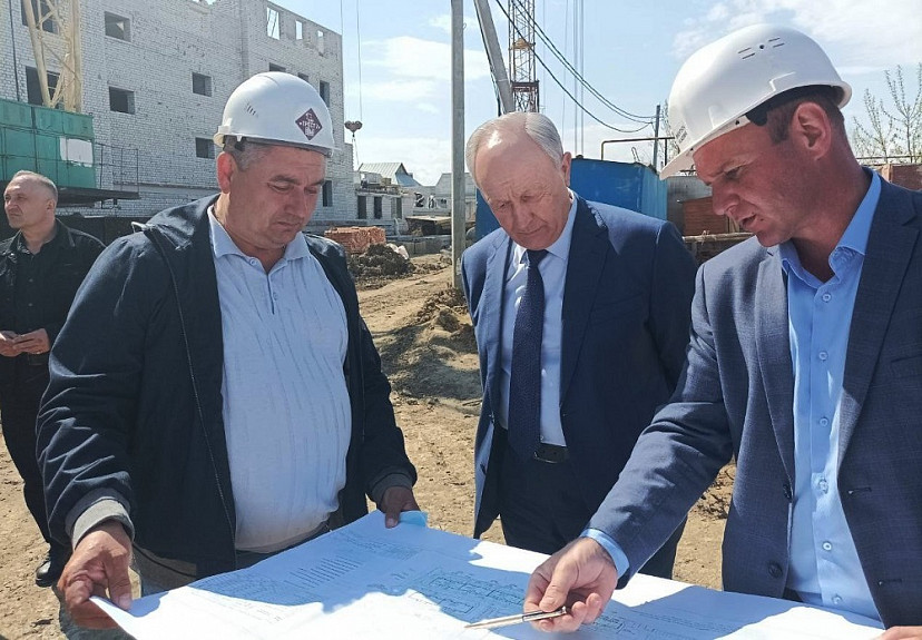 Губернатор указал на нерасторопность подрядчика дома для врачей 