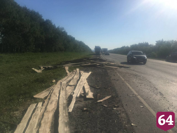 Под Саратовом водитель цементовоза протаранил грузовик с лесом и выжил