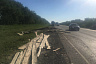 Под Саратовом водитель цементовоза протаранил грузовик с лесом и выжил