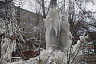 В саратовском дворе появились коммунальные «ледяные скульптуры»