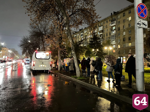 Саратовцев возмутила огромная очередь на маршрутку в дождь