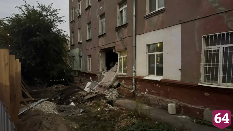 В Саратове жильцов дома с рухнувшей стеной размещают в гостинице