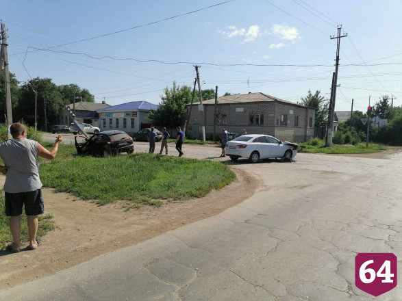 Автоледи и 13-летняя девочка пострадали в ДТП со столбом