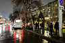 Саратовцев возмутила огромная очередь на маршрутку в дождь