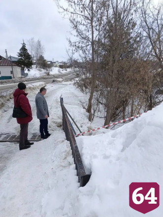 В Саратовской области спасли провалившегося под мост ребенка