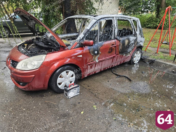 На парковке у детской площадки полыхал автомобиль