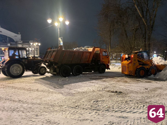 Саратовские дороги от снега и наледи чистили 227 спецмашин 