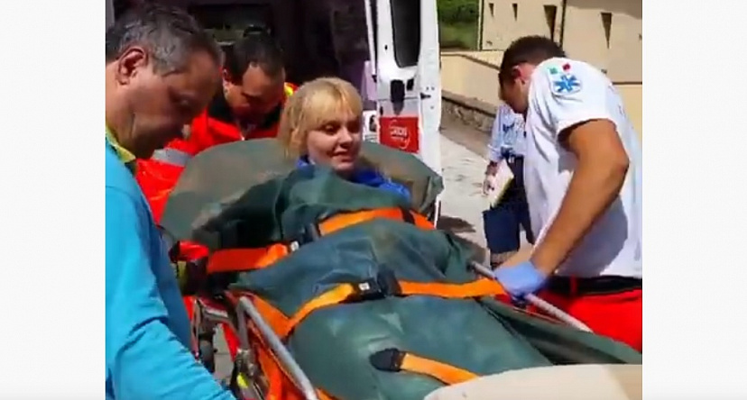Поклонников встревожили кадры с госпитализацией саратовской певицы 