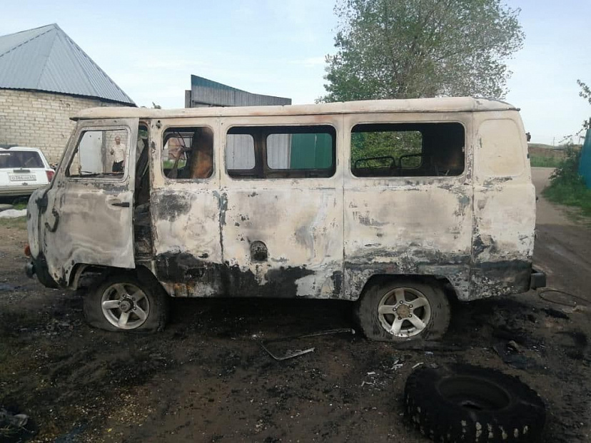 В дачном поселке Саратова сгорел автомобиль