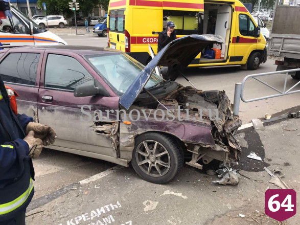 В Саратове легковушку отбросило на дорожный знак после ДТП