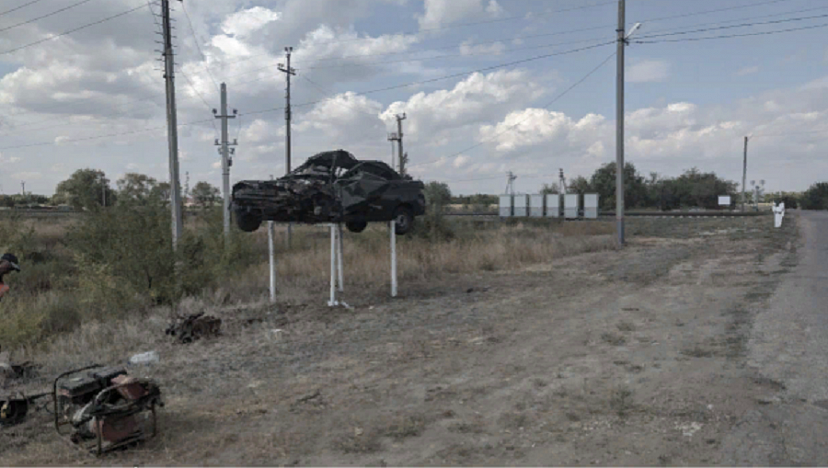 Около переезда под Саратовом установили поврежденный автомобиль