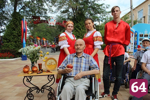 В Энгельсском доме-интернате отметили Яблочный Спас