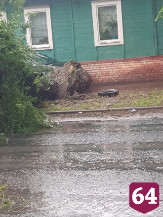 Сильный ливень затопил улицы Саратова