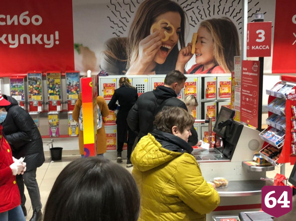 Жители Саратова стали ходить за продуктами в масках