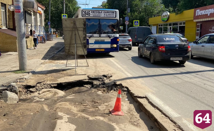В Саратове провал на улице Чернышевского мешает движению транспорта 