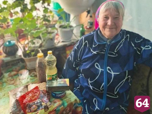 Саратовские бабушки из клуба «Кому за 60» шьют подушки для фронта
