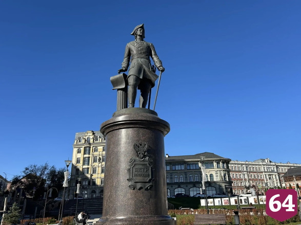 В Саратове с памятника Петру I убрали нецензурную надпись