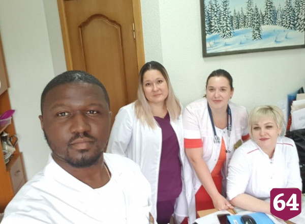 В Саратове врачу из Африки благодарные пациенты слагают стихи 