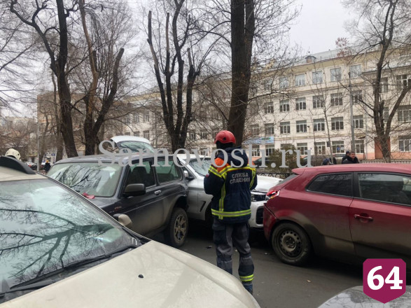 В центре Саратова столкнулись 9 машин