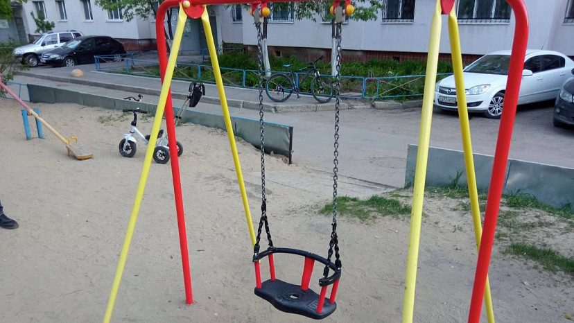 В Саратове спасатели вытащили из качелей двух застрявших девочек