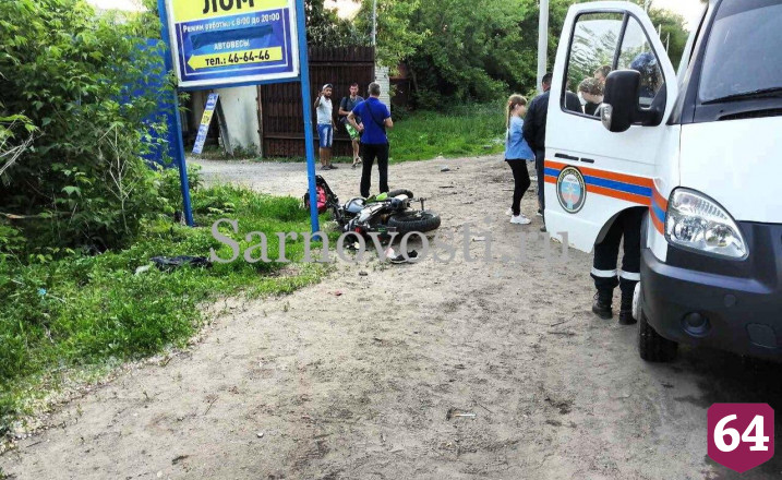 В Саратове мотоциклист с пьяной пассажиркой въехал в толпу