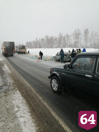 Под Саратовом разбились 2 человека в аварии с грузовиком с минералкой