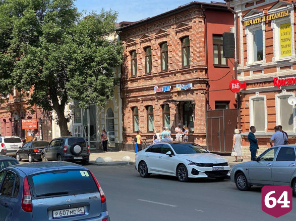 В Саратове пенсионерки без масок встали в очередь к расчетному центру 