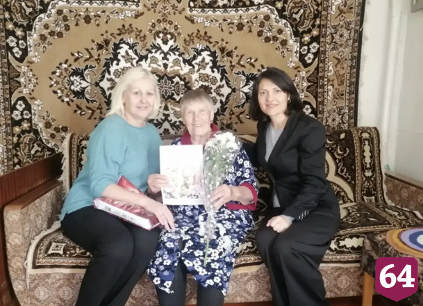 Саратовскую доярку в 90 лет радуют правнуки 