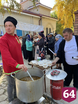 В Саратовской области на казачьем фестивале кормили щами и фланкировали шашкой