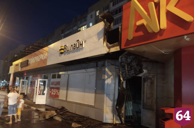 Пожарные тушили салон сотовой связи 