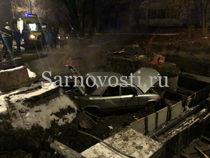 В Саратове автомобиль с пьяным водителем провалился в траншею