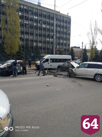 Три человека покалечились в массовом ДТП на проспекте 50 лет Октября