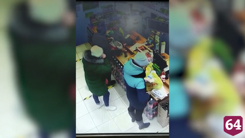 Кража очков у продавца магазина в Солнечном попала на камеры