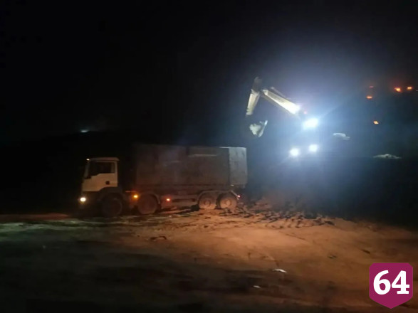 Тушение мусора на полигоне в Энгельсе продолжается без перерыва