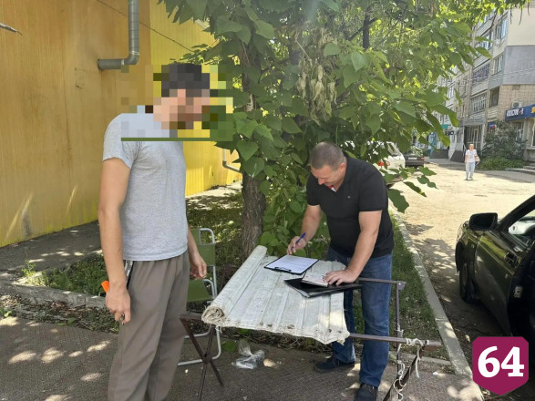 В Энгельсе у уличных торговцев овощами и ягодой изъяли весы