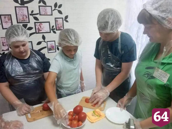 Саратовские подростки освоили рецепт домашней пиццы
