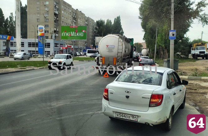 В Саратове грузовик «смял» легковушку автоледи