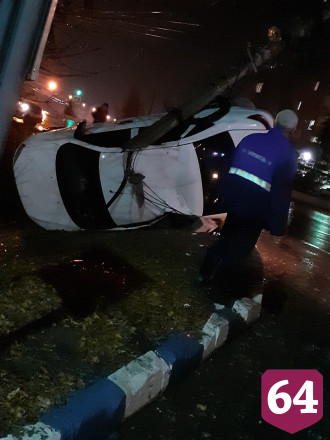 «Гранта» снесла столб и перевернулась на бок