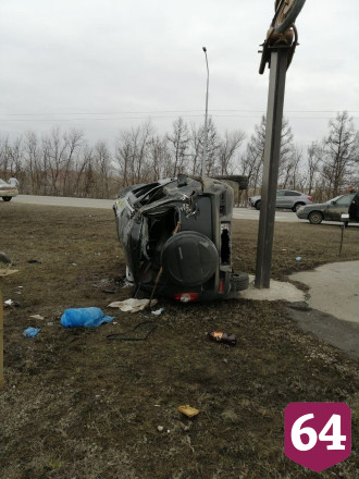 Три человека пострадали при опрокидывании внедорожника под Саратовом 