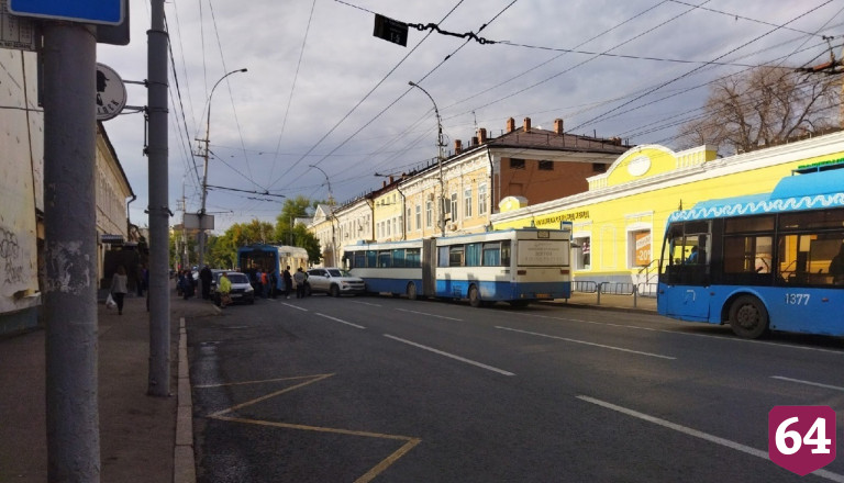 В центре Саратова столкновение иномарки и троллейбуса парализовало движение