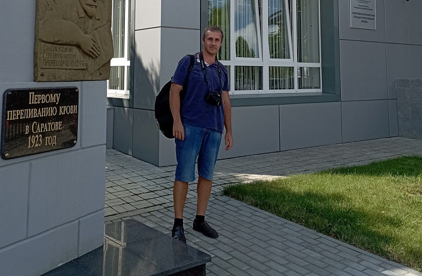 Саратов посетил сдавший 100 литров крови путешественник 