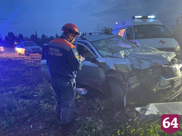Два человека пострадали при столкновении иномарки со столбом под Саратовом 