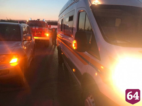При опрокидывании у моста автомобиля покалечились 2 человека