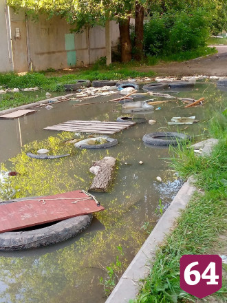 В Энгельсе дорога превратилась в болото
