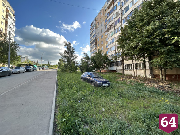В Саратове автохам бросил машину в палисаднике