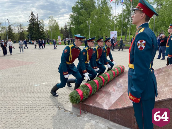 Губернатор возложил цветы к Вечному огню в парке Победы 