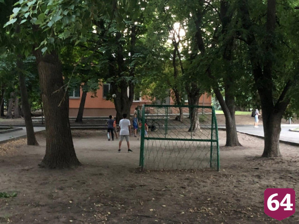 Жители Саратова вышли на вечернюю прогулку без масок