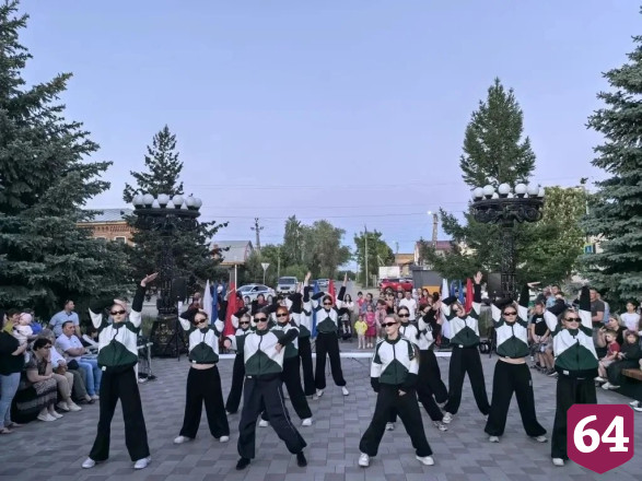 В День города выпускники танцевали школьный вальс