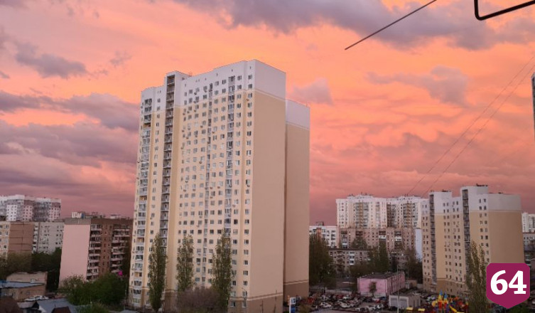 Жителей впечатлил сиреневый закат в Саратове